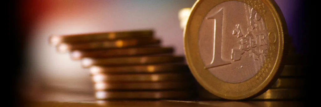 Moneda de euro y fondos desenfocados; actualidad fiscal y tributaria.