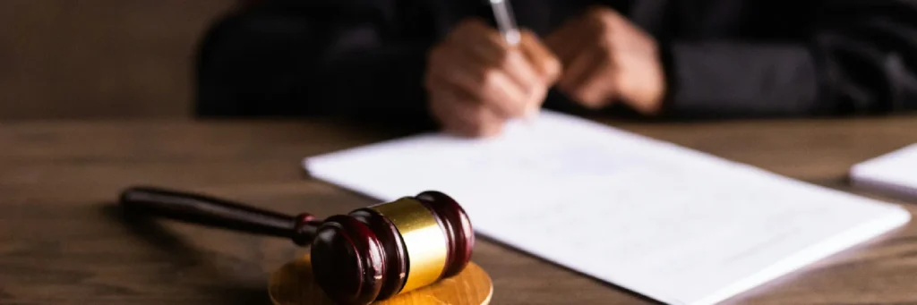 Mazo de juez sobre mesa; noticias y análisis de sentencias de actualidad.