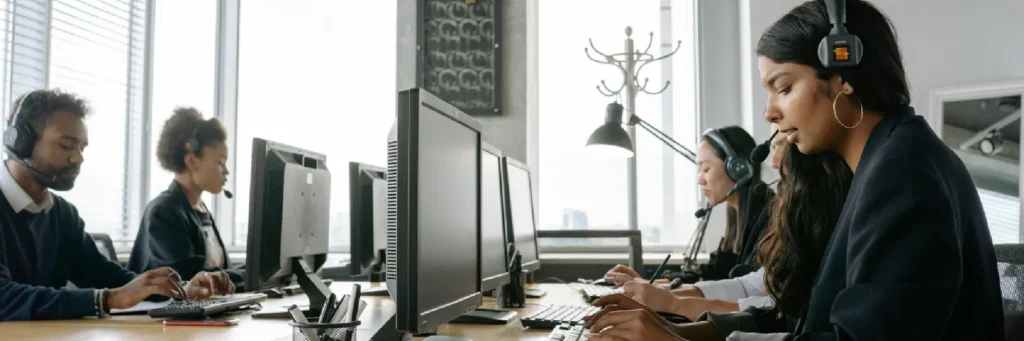 Equipo de atención telefónica con microauriculares; contacta con Llobera Advocats.