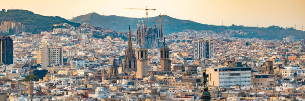 Panorámica de Barcelona con la Sagrada Familia al fondo; conoce al equipo de Llobera Advocats.