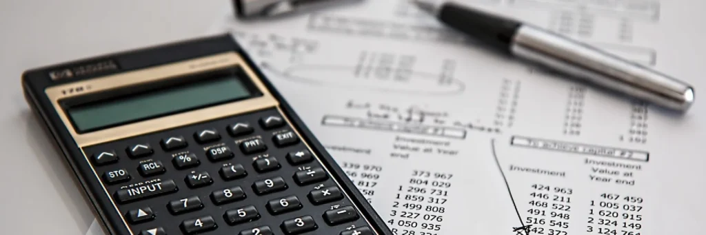 Calculadora sobre documentos financieros; asesoría fiscal y contable para pymes y particulares.