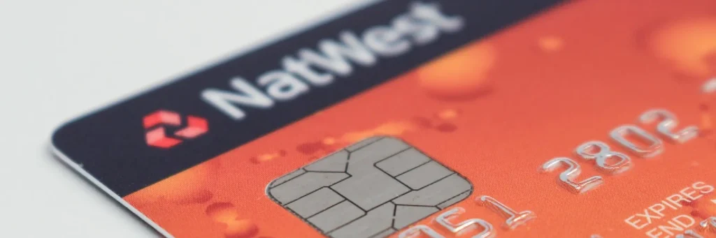 Detalle de tarjeta de crédito desenfocada; derecho bancario y reclamaciones.