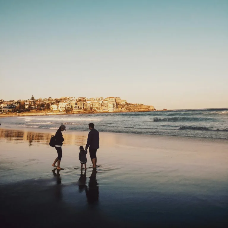 Familia caminando junto al mar; asesoramiento en herencias y sucesiones.