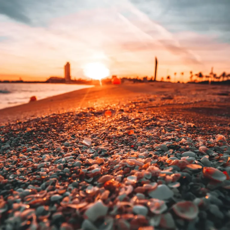 Atardecer en la playa, en frente del mar; servicios legales complementarios en Barcelona.