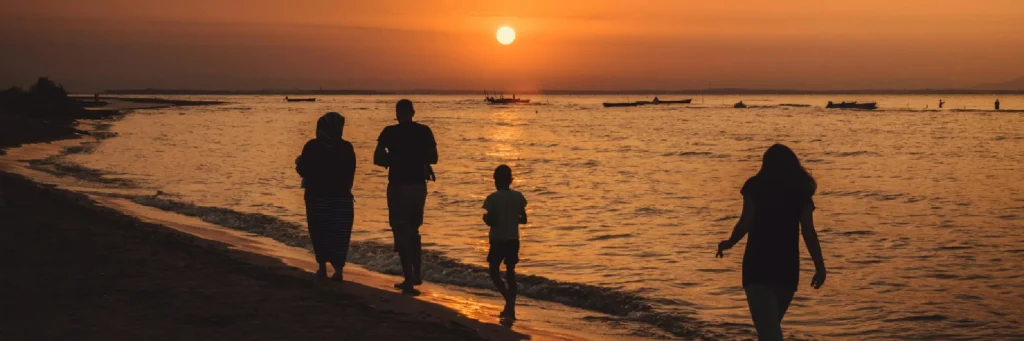 Familia caminando junto al mar; asesoramiento en herencias y sucesiones.