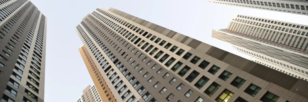 Rascacielos corporativos en perspectiva; asesoramiento a sociedades y empresas.