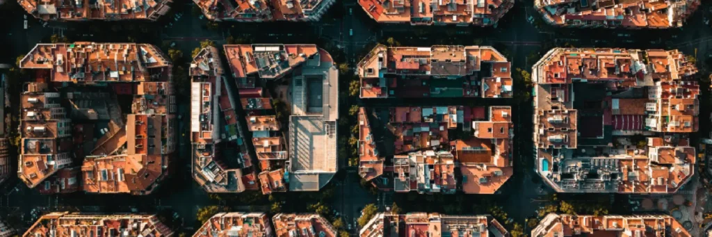 Vista aérea de manzanas del Eixample; ventas y alquileres de inmuebles.